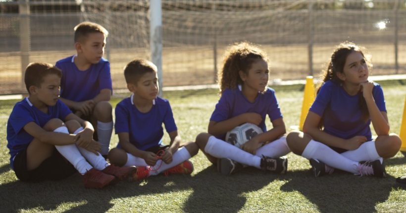 man-training-kids-playing-football-side-view (1) másolata